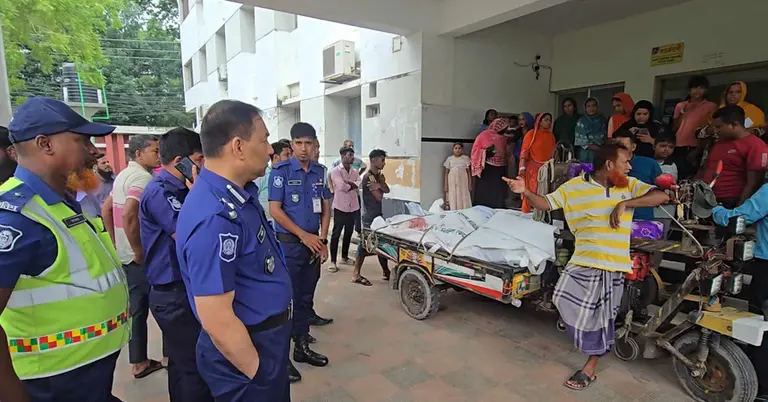 বাসের ধাক্কায় মাহিন্দ্রার যাত্রী নিহত